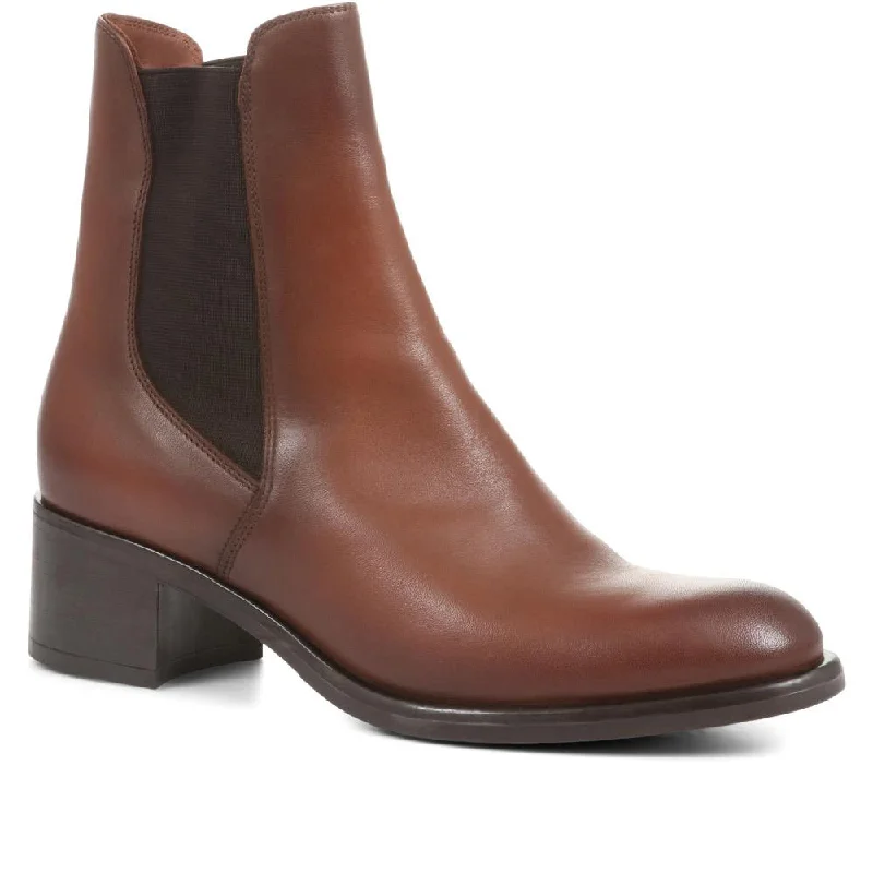 women’s chic sneakers for casual weekends -Doria Heeled Leather Chelsea Boots - DORIA / 322 365